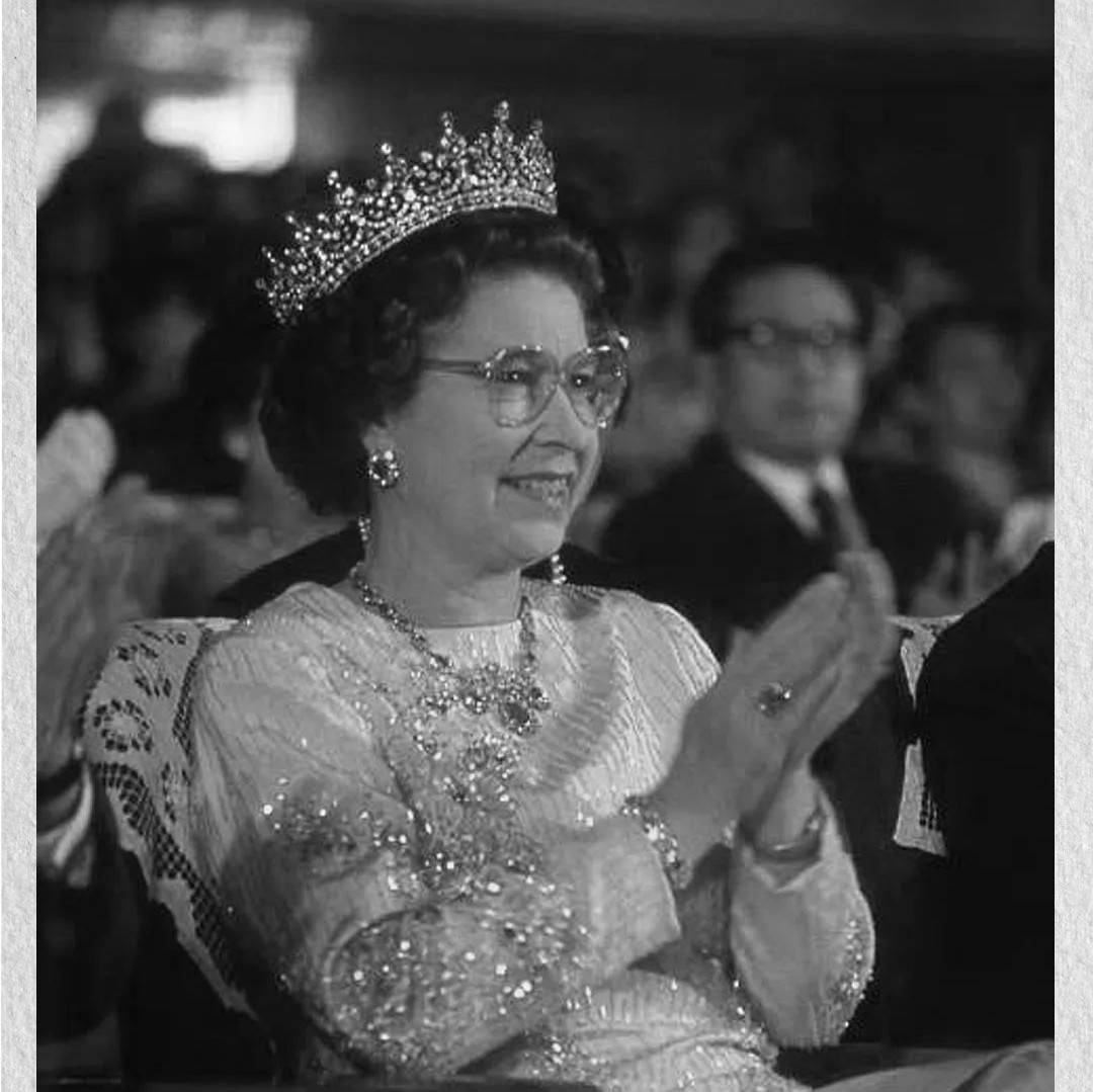 英国女王伊丽莎白二世去世,查尔斯继承王位_Her_Queen_in