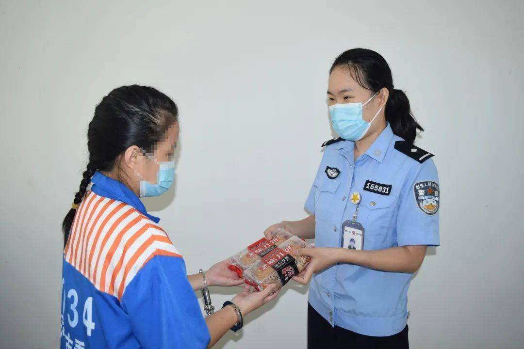 菏泽市看守所为在押人员发放月饼,水果,精心制定节日食谱.