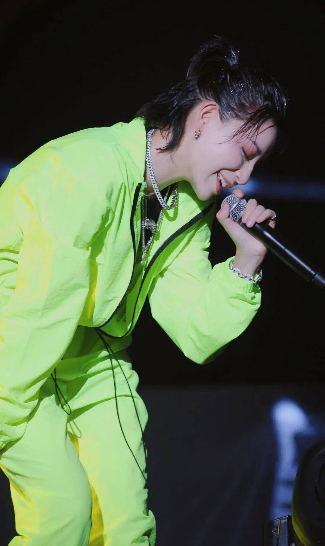 王一博穿的薄荷绿和乘风破浪的姐姐张雨绮钟丽缇穿的绿色有何不同