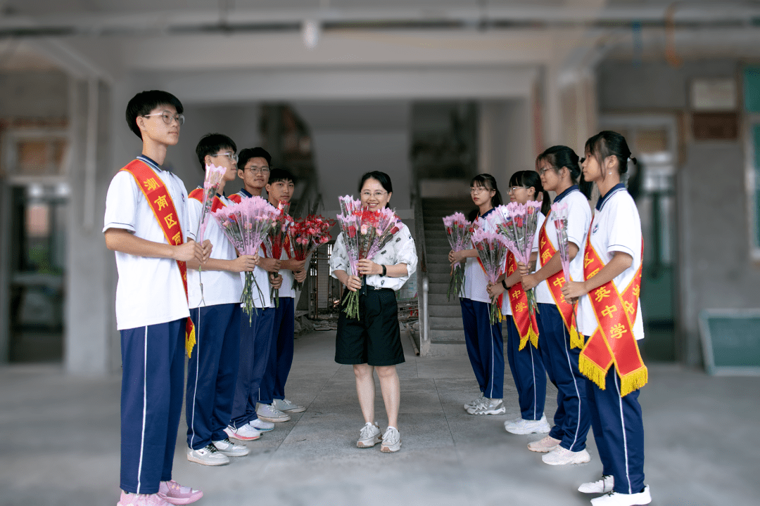 【基层动态】礼赞园丁,感念师恩——两英中学开展教师节送祝福活动