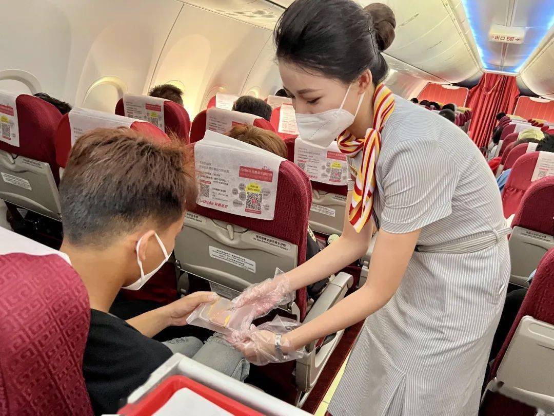 祥鹏航空乘务员汉服装扮亮相客舱 陪旅客万米高空过中秋_航班_活动