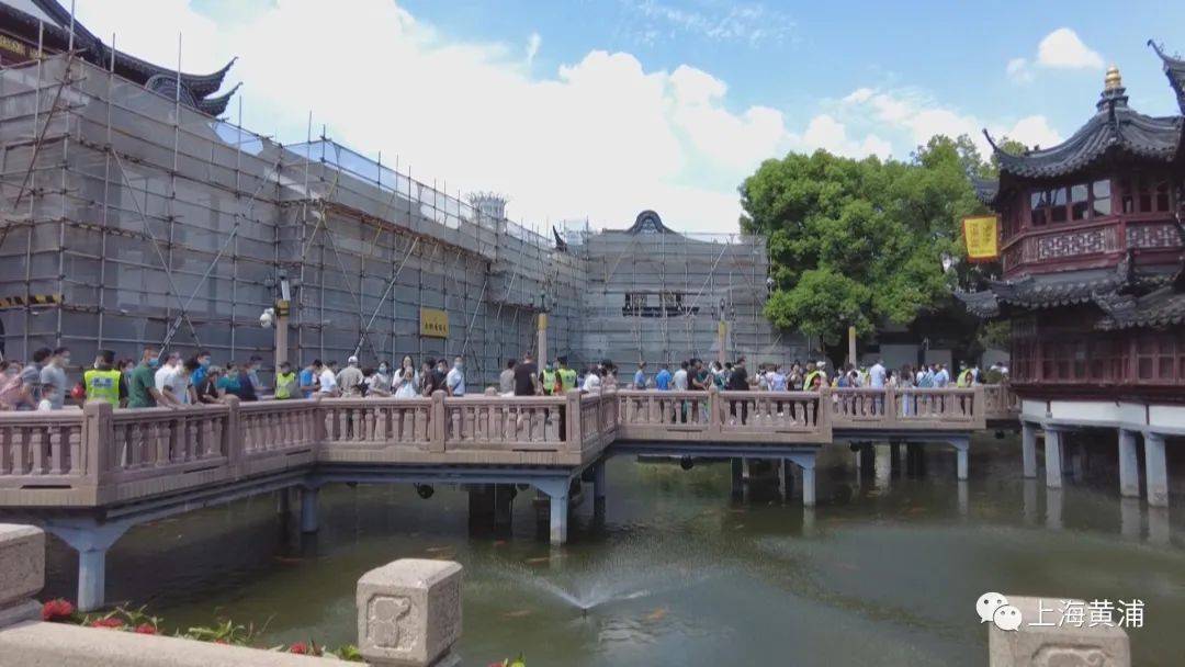 中秋小长假首日，上海豫园挂起鹊桥花灯，南京路老字号迎粉丝