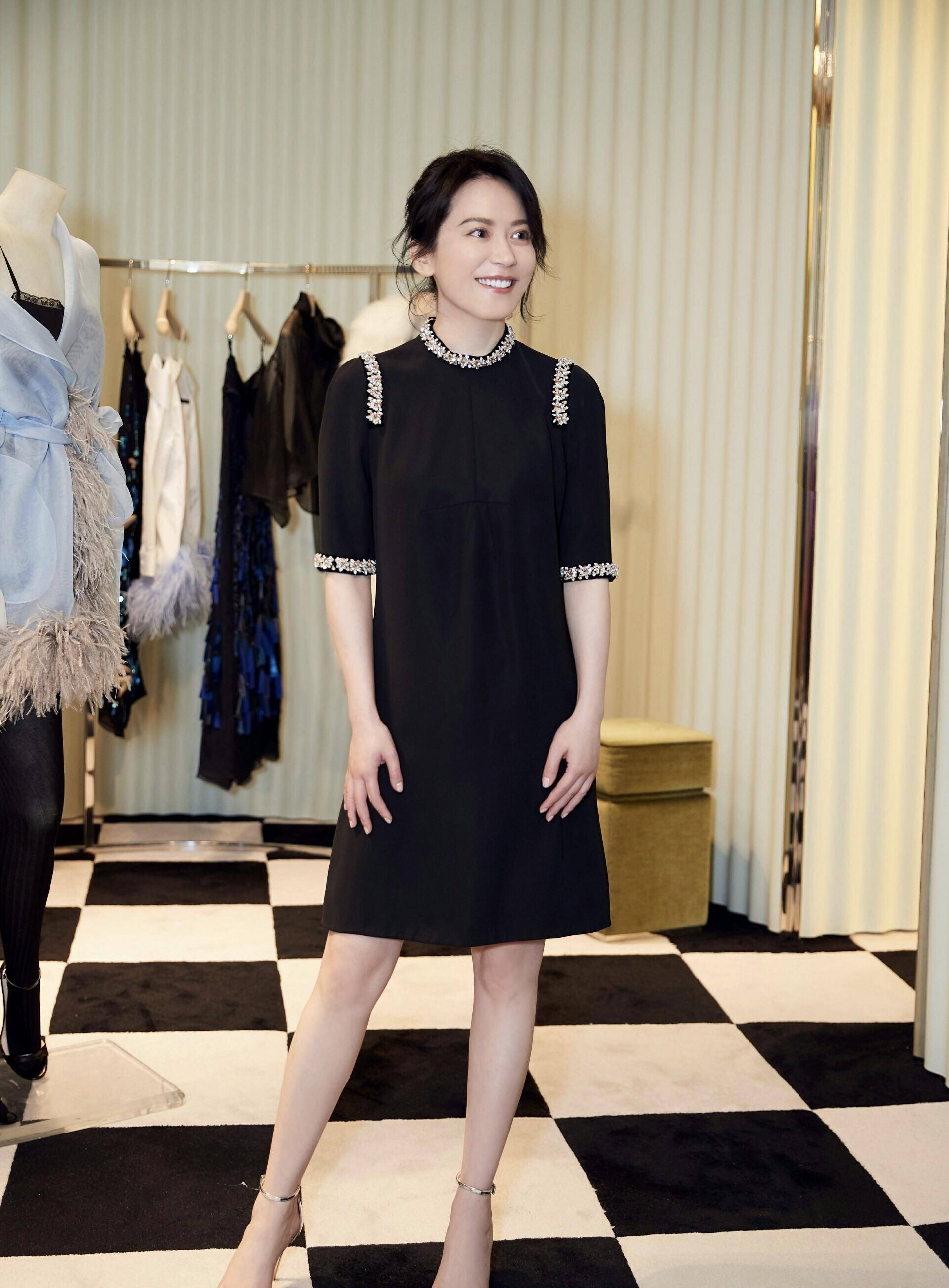 49岁俞飞鸿高调亮相,一袭长款风衣裙美得优雅,真正的高级有品位_黑色