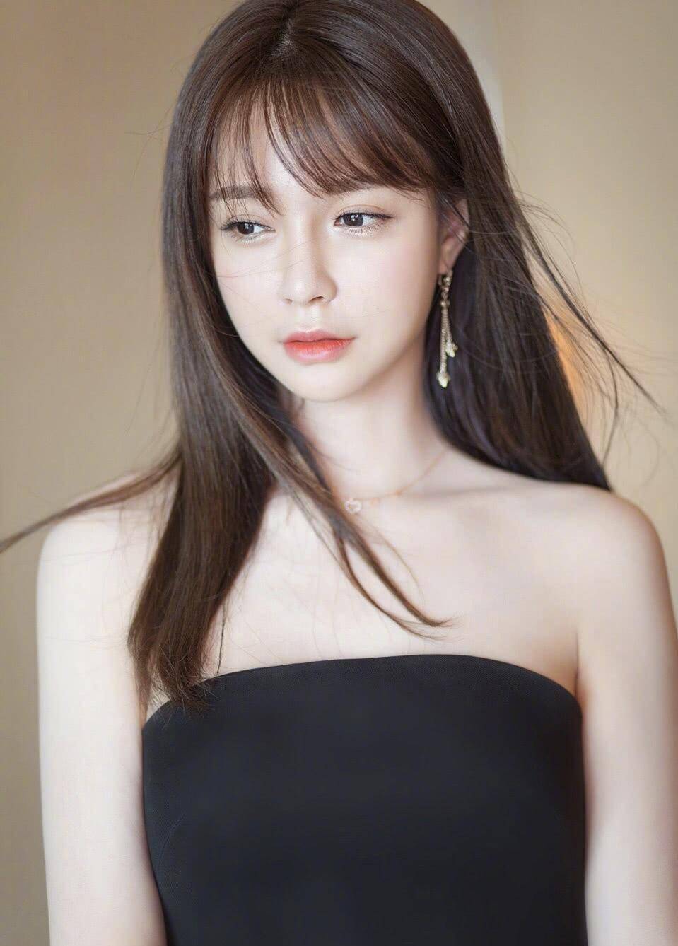 沈梦辰晒照为高考学子加油,穿搭风格甜美清新,钟爱粉色_刘海和_白色