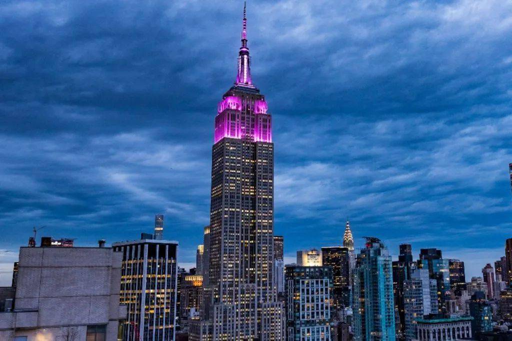 昨晚,帝国大厦为她亮起紫银灯光_女王_英国王室_查尔斯