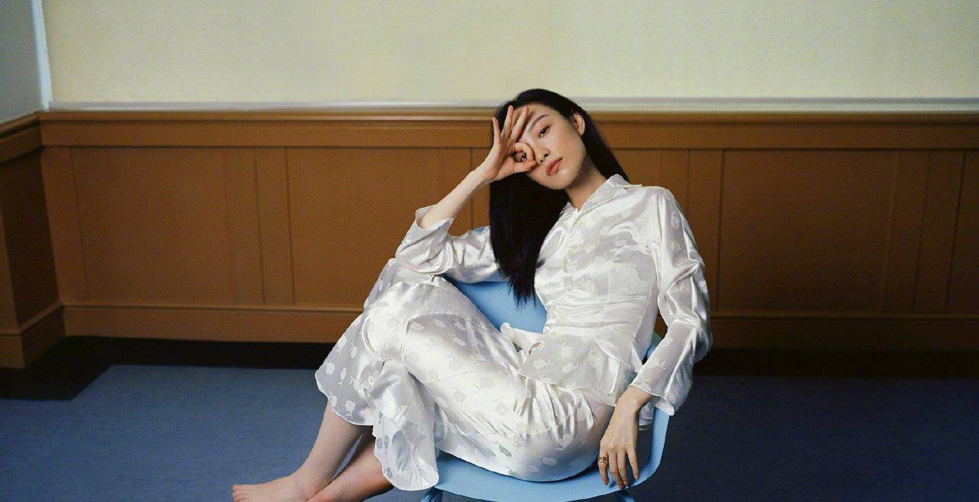 "侧颜女王"倪妮登时尚杂志,"珍珠妆"复古优雅,彰显时尚女时尚_白色