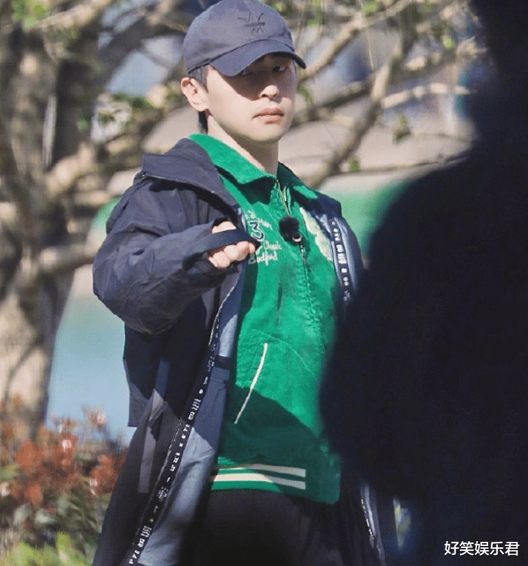 邓伦素颜录《极限挑战》,大清早穿拖鞋散步,我却在意他长胡子的脸