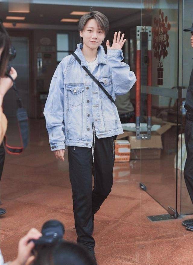 中性风女孩刘雨昕穿搭合集,帅气不输男生,出道前就如此酷炫_黑色_外套