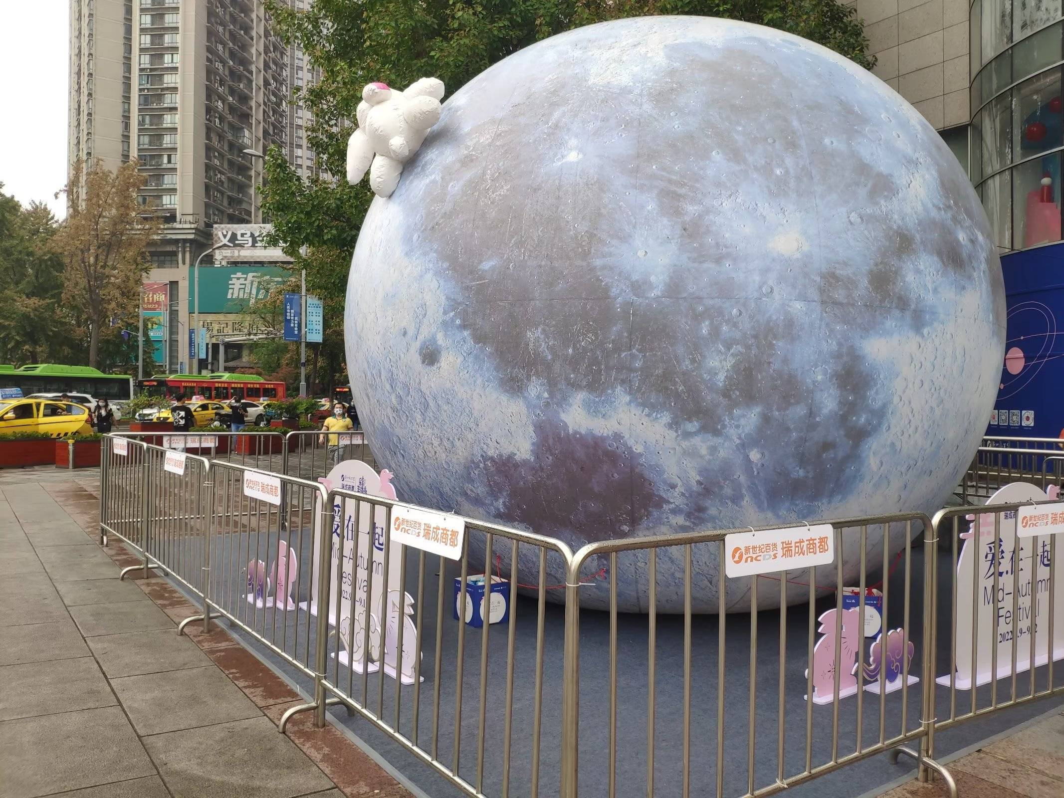 重庆街头现直径8米巨型“月亮”月亮球面趴着“小玉兔”迎中秋