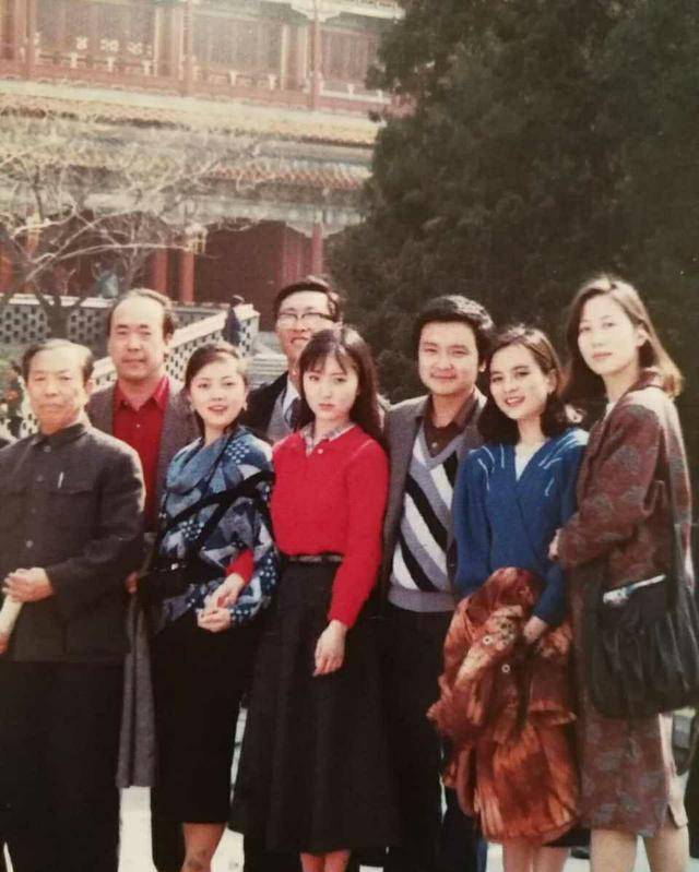 陈晓旭现代装合照太抢眼,站边边也美出一道风景线_张莉_邓婕_穿着