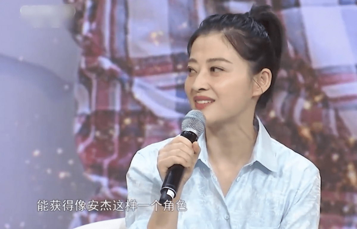 47岁梅婷晒居家素颜照,穿旧t恤打扮普通,意外曝光豪宅内景_梅亭_安杰