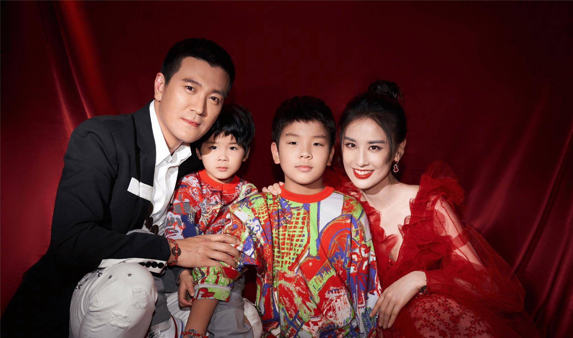 黄圣依一家四口首次合体登台,夫妻俩造型精致,俩儿子穿得太肥大_杨子