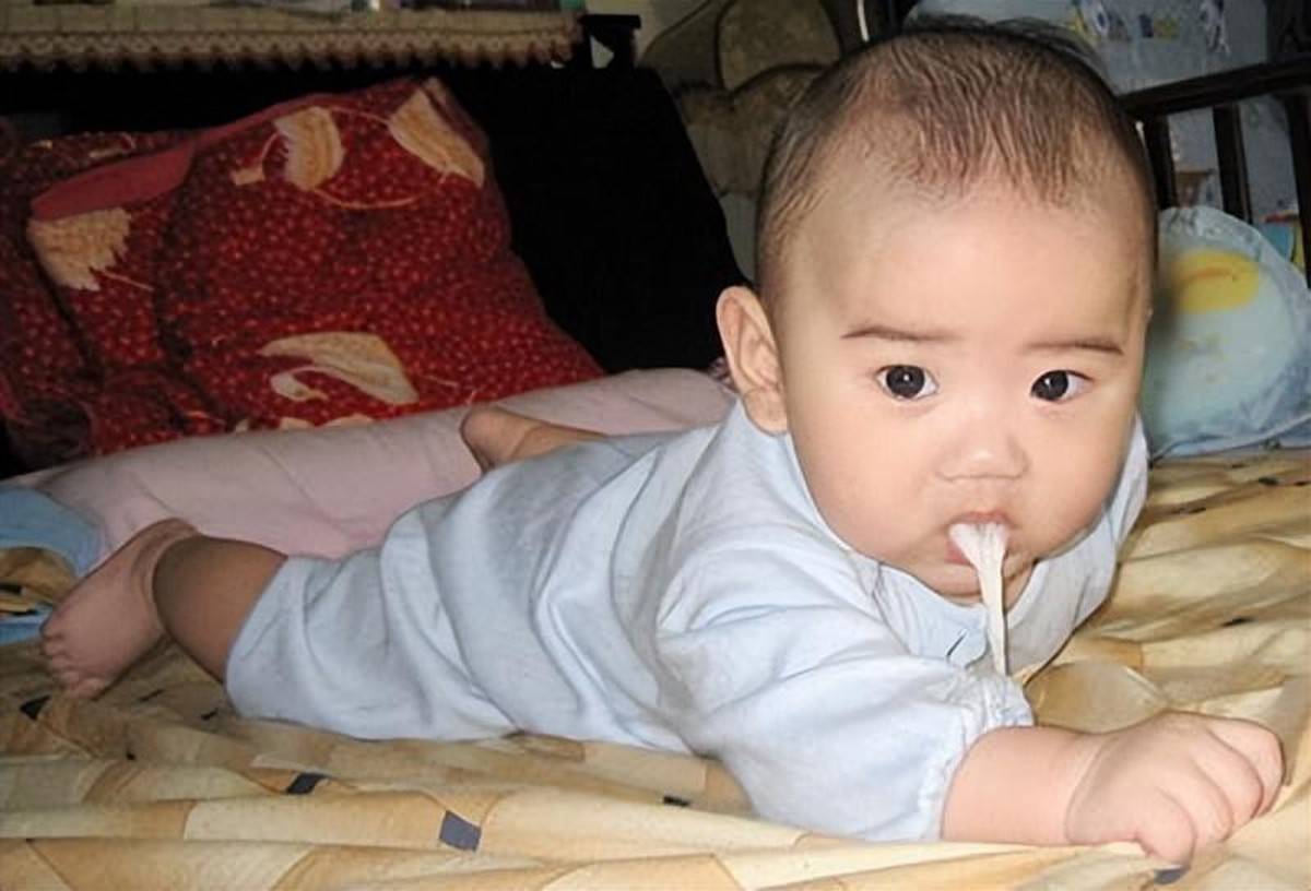 宝宝呛奶时,2种错误的处理方式,这样做才对