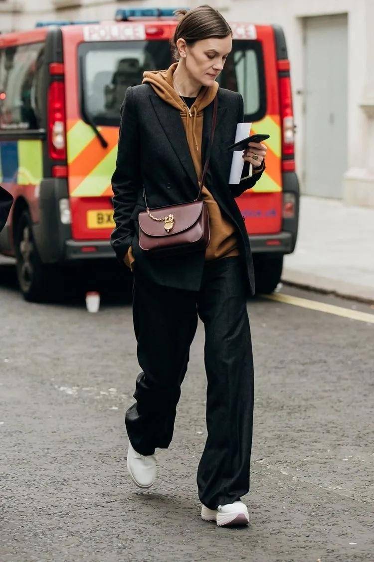 今年流行一种简约搭配,叫"上身白,下身黑"!