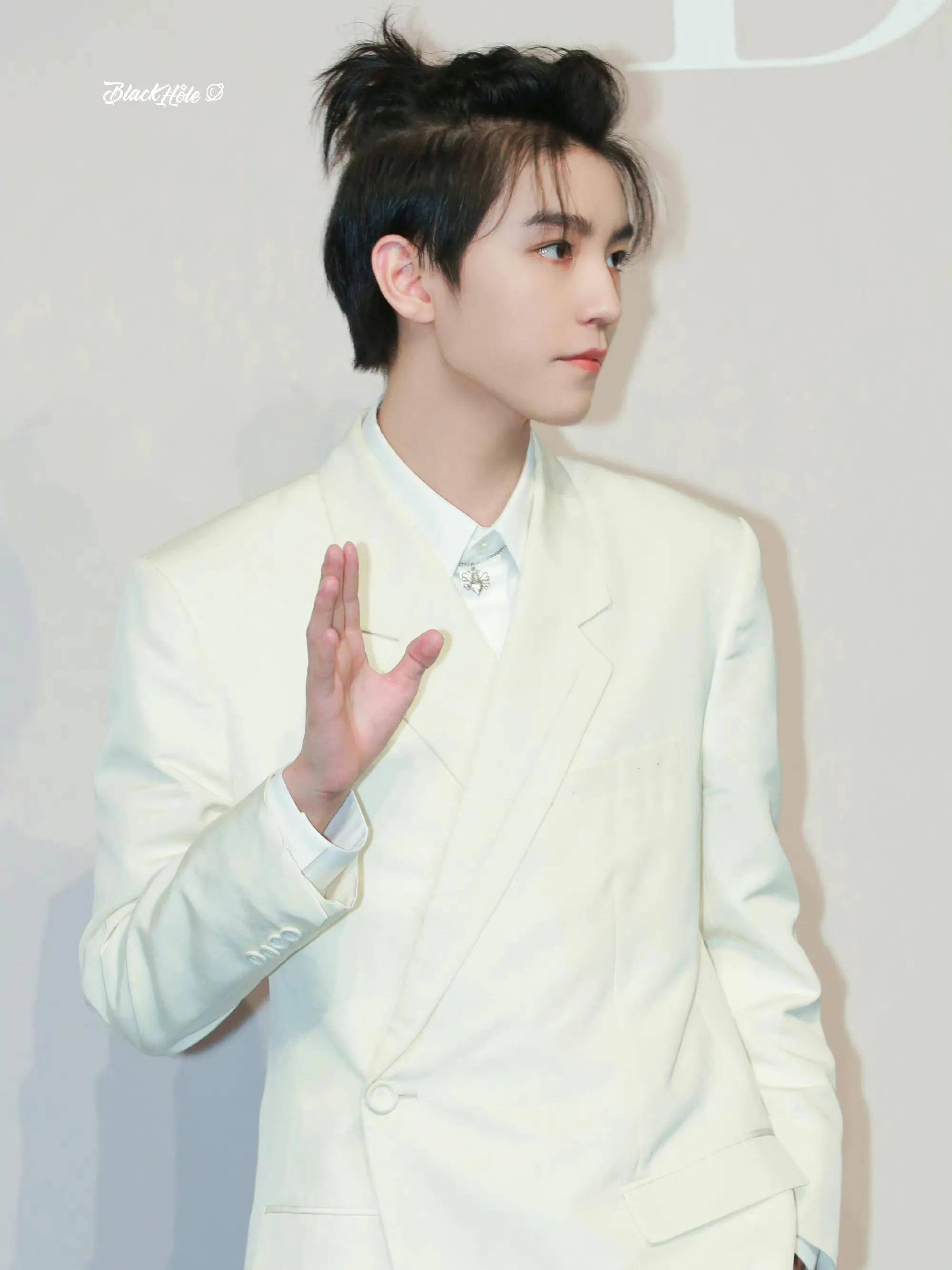 蔡徐坤的长发就更绝了,他的长发真的是足够长,而且看起来就很精致,更