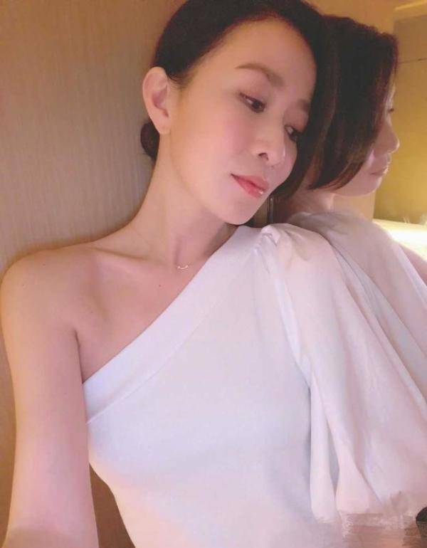 佘诗曼越来越放得开,穿拼接色纱裙好惊艳,看不出45岁_造型_内地_时尚