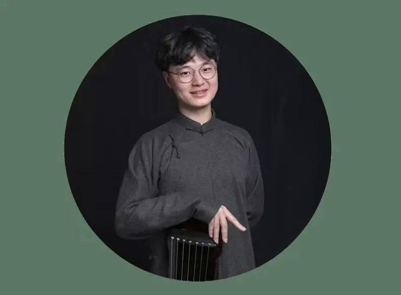 自幼修习古琴,随中国音乐学院黄梅副教授习琴,历学于四川音乐学院曾河