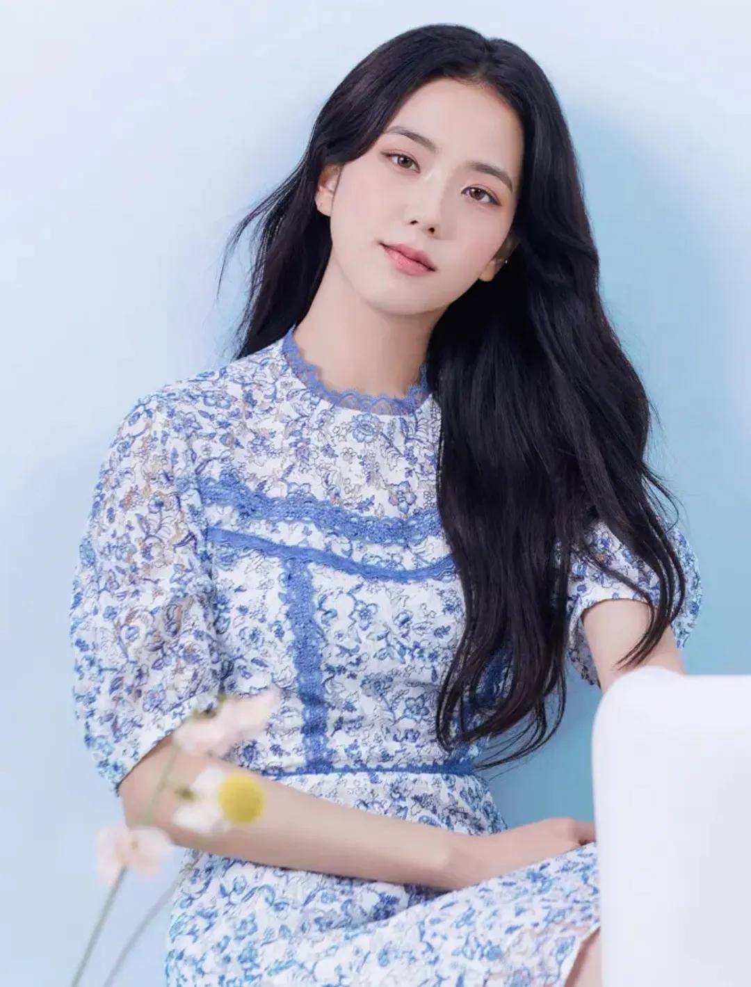 世界首美,天生丽质的容貌,可盐可甜大长腿,颜值人气实至名归_金智秀