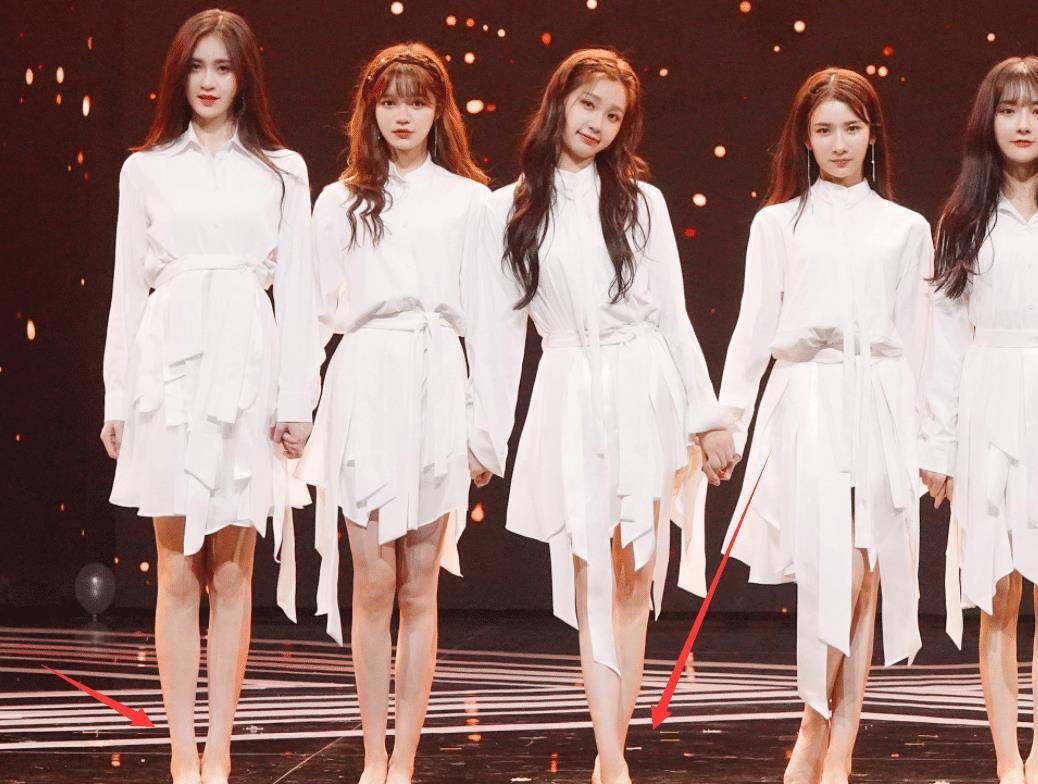 同样是光脚表演节目,虞书欣的"脚丫"就和别人不同,不愧是富二代_感觉