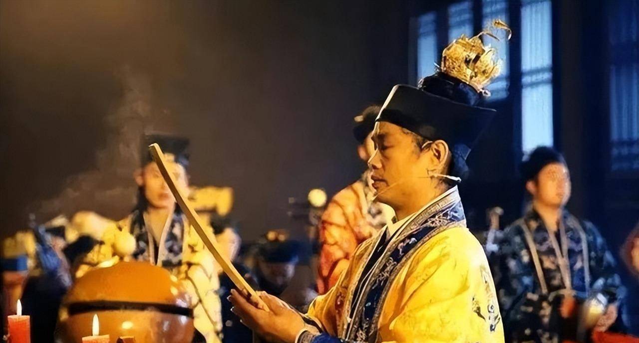 乾隆让道士求雨,道士作法后果然下雨,乾隆:拉出去砍了吧_村民_村子