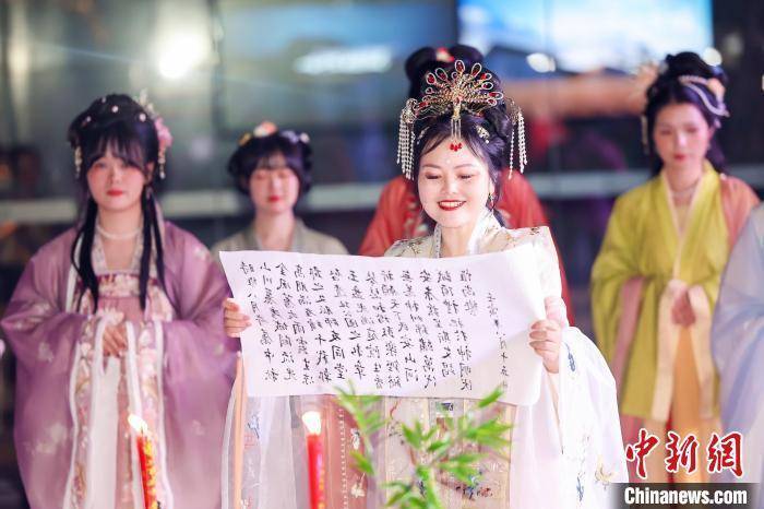 江蘇人文檢視	：異域中夜雨閃耀 美術館過年爆紅