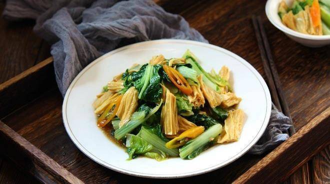 蚝油1大勺鲜辣椒1个腐竹加盐用温水充分泡发,然后切成段快菜洗净切块