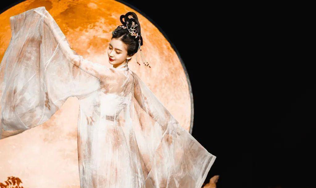 杨颖晒出嫦娥玉兔美照,网友:此人天上见,世间罕有_气氛_节日_瞬间