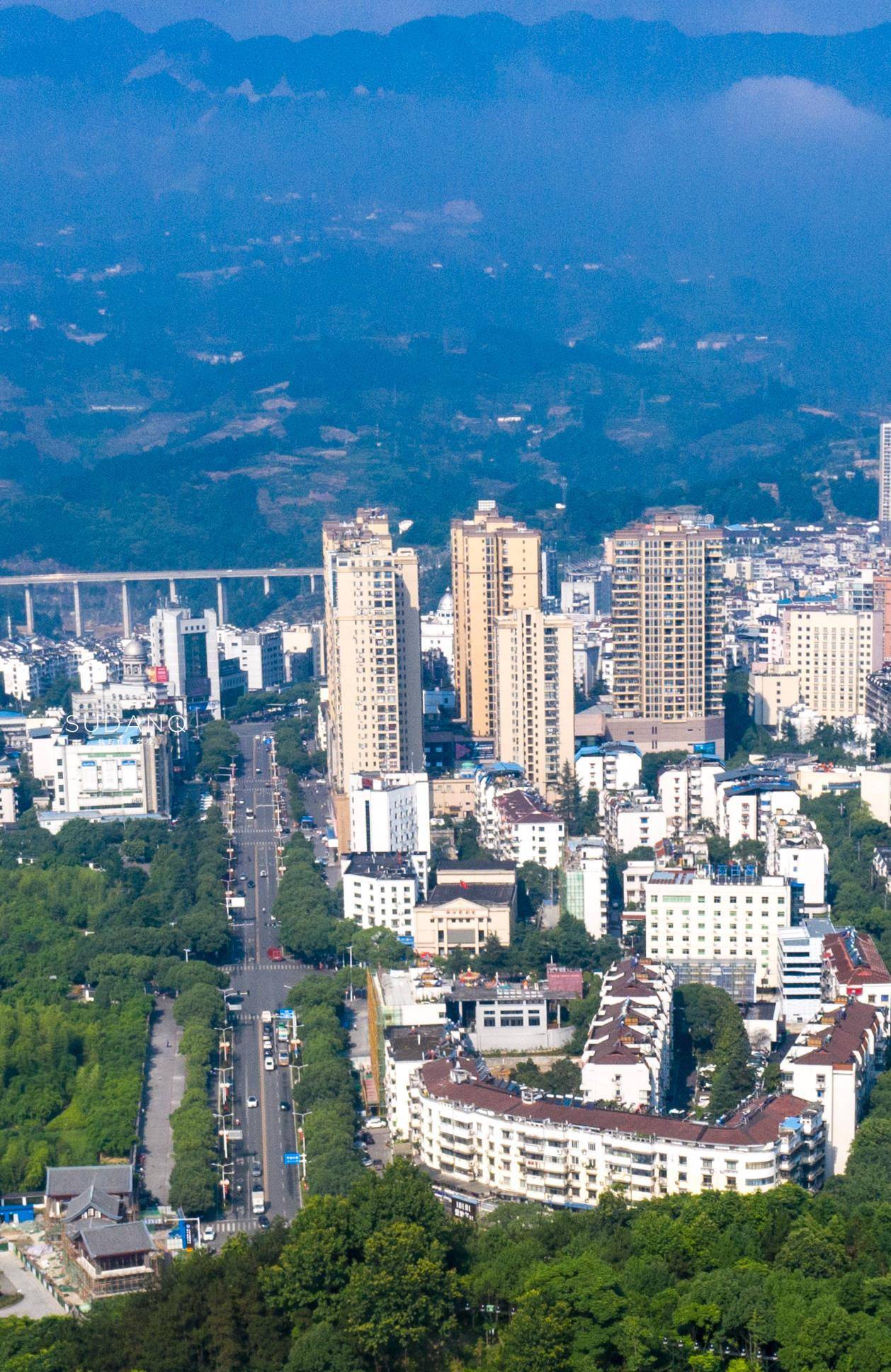 1998年9月28日,秭归率先在三峡库区实现了县城整体搬迁,这不仅开辟了