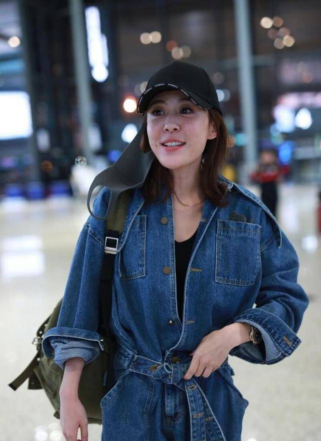 李金铭活力依旧,穿连体裤可可爱爱,但是颜值暴露真实年纪_气质_服装