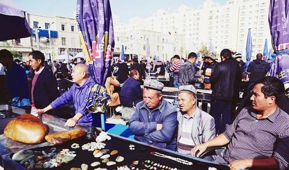 新疆有名的露天市场，地摊上出售的，都是价值一二十万的和田玉