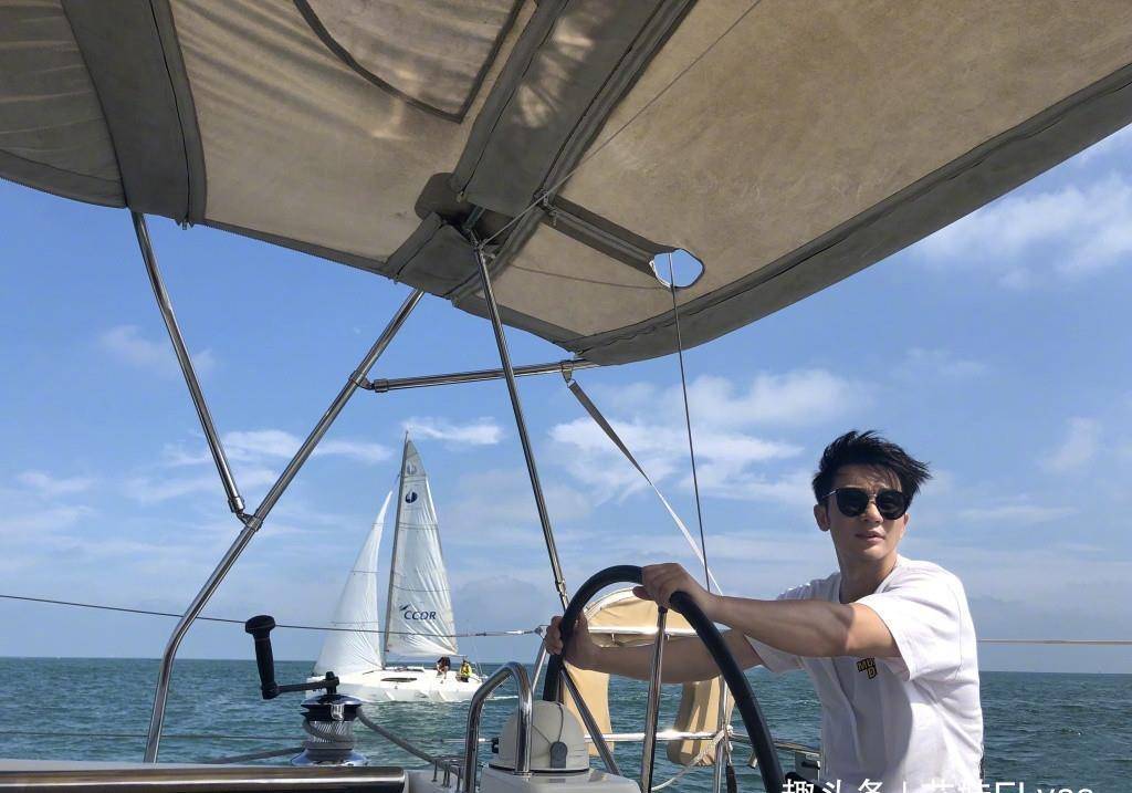 李晨真是男土豪,光脚穿t恤黑长裤开游艇出海,单身变得更潇洒了_男性