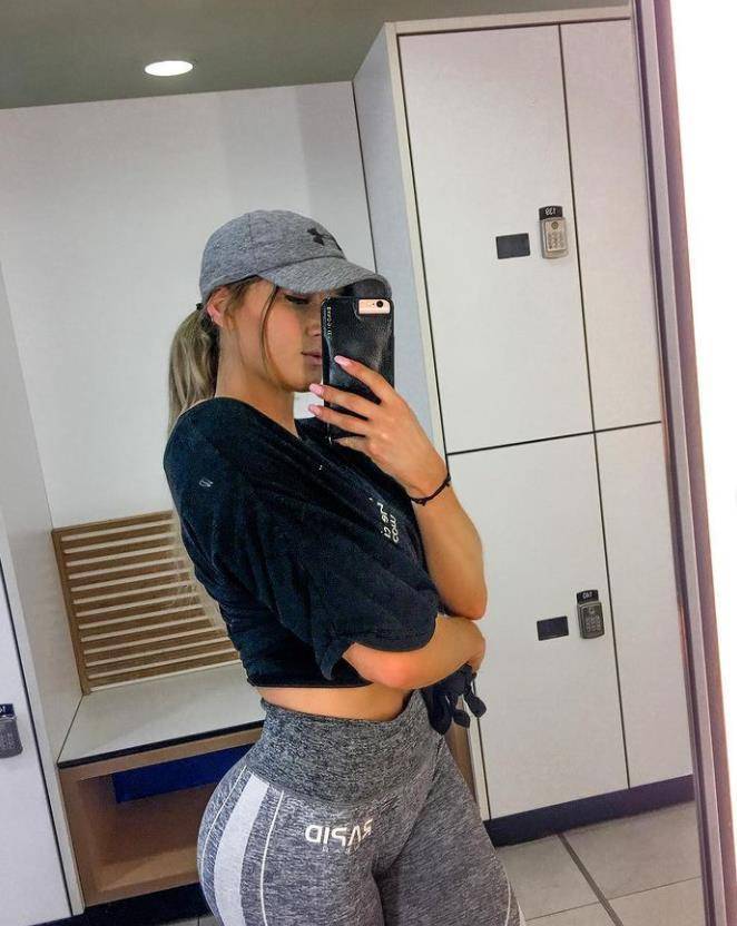 热爱健身的小姐姐身材太棒了,高颜值美女lily拍摄的日常写真照片_蓝色