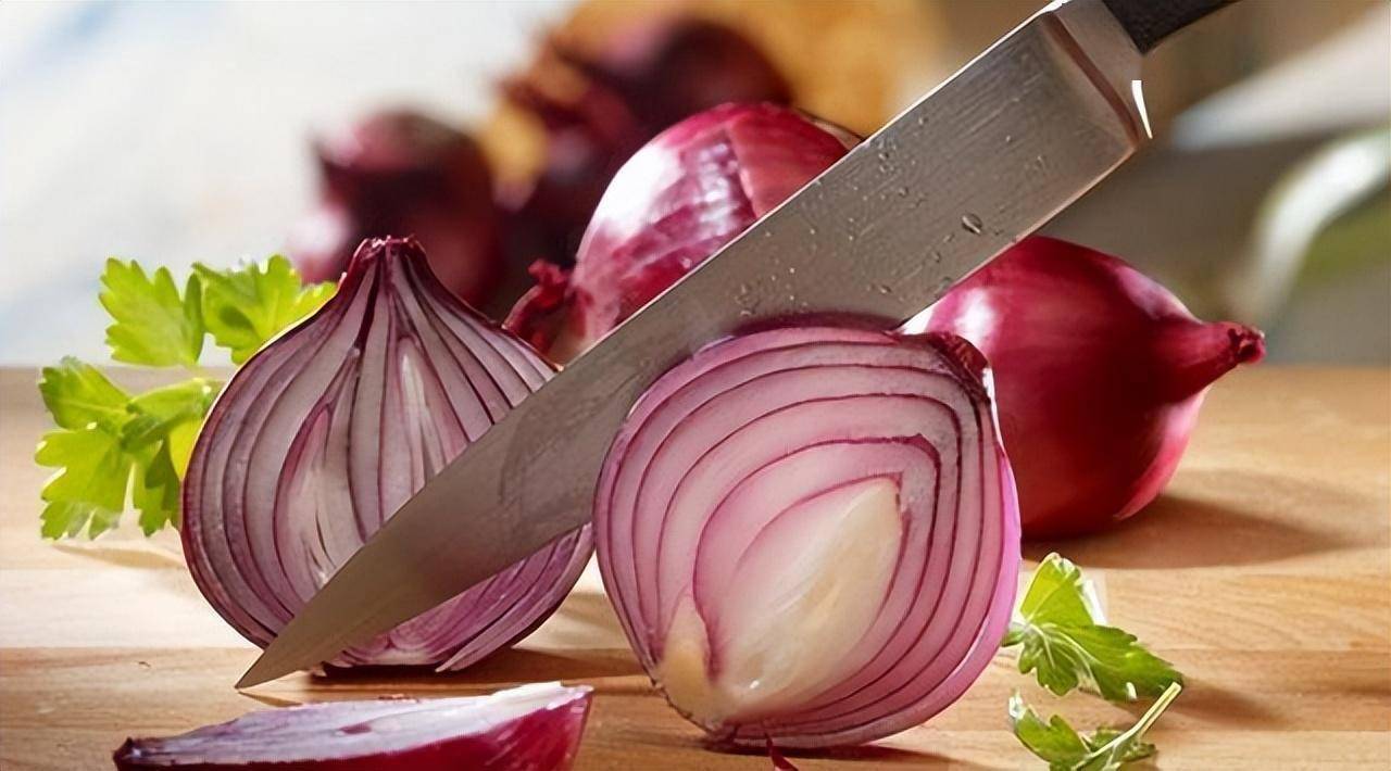 每天喝一碗洋葱煮水,坚持一段时间,7个好处或不请自来_血压_身体_呼吸