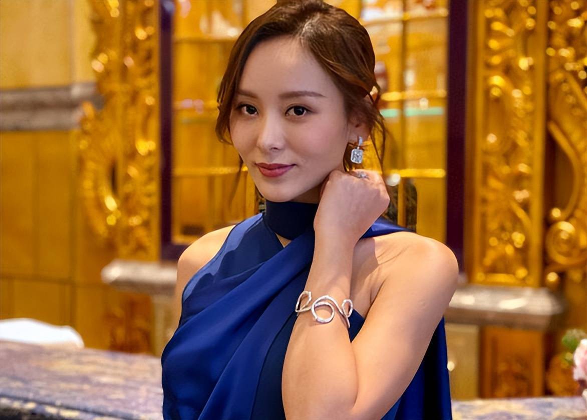 33岁港姐何佩瑜:嫩模冠军身材火爆吸睛无数,当街激吻太销魂_张柏文_张