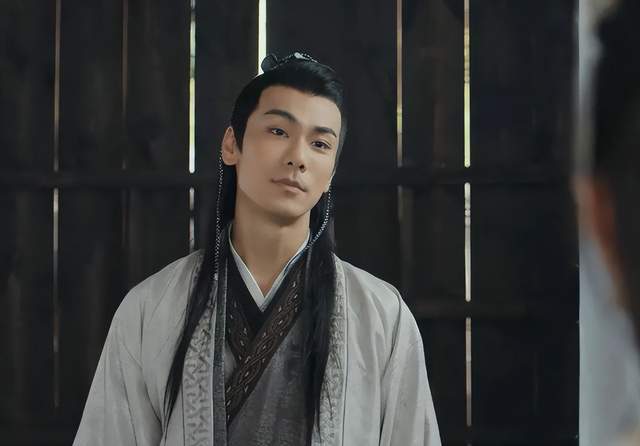 比如在2021年热播的古装大剧《赘婿》中,戴向宇饰演的乌启豪,同样是一