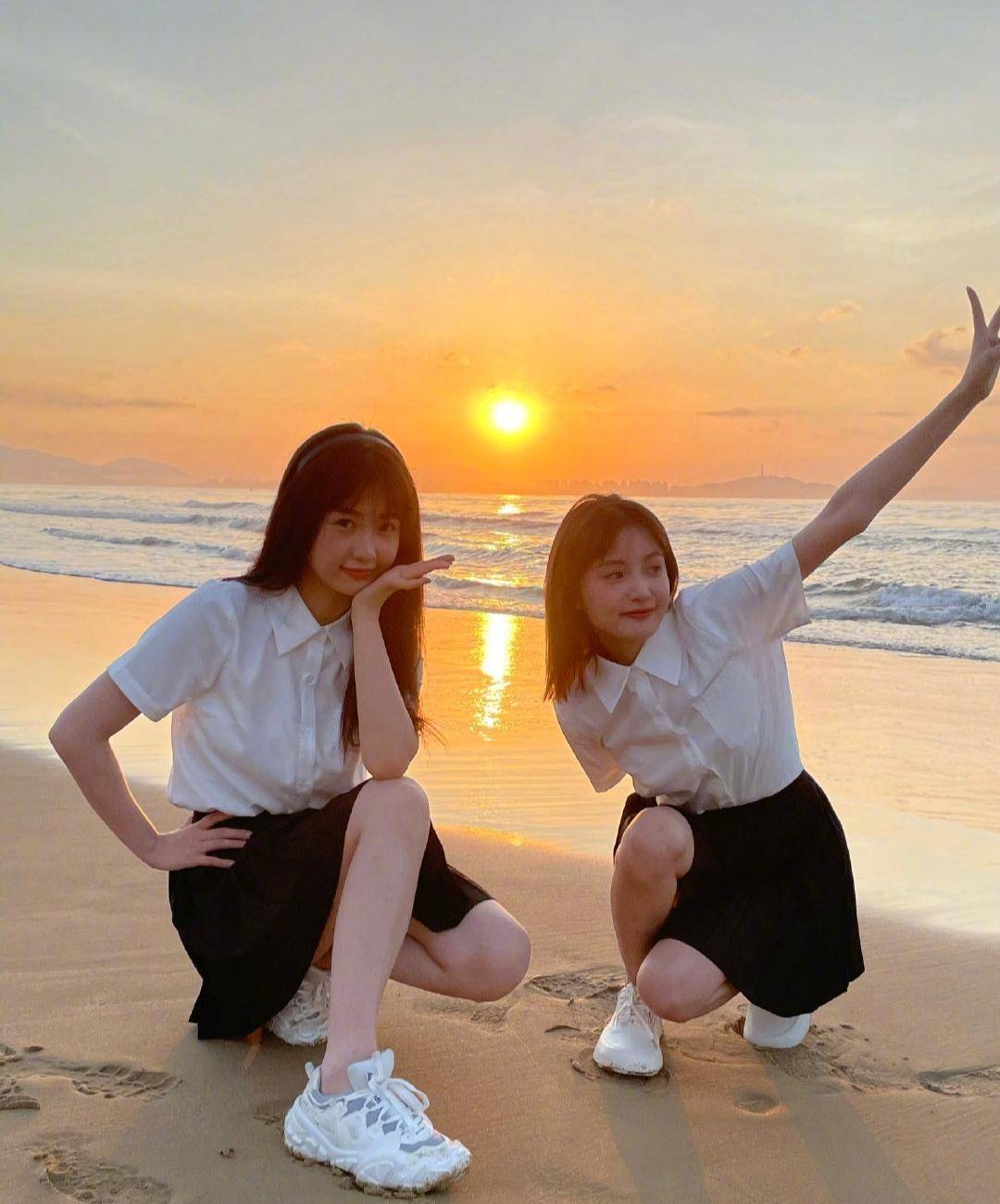 虞书欣和林小宅海边看日出,两人穿"姐妹装"清新十足,18宫格美照让粉丝