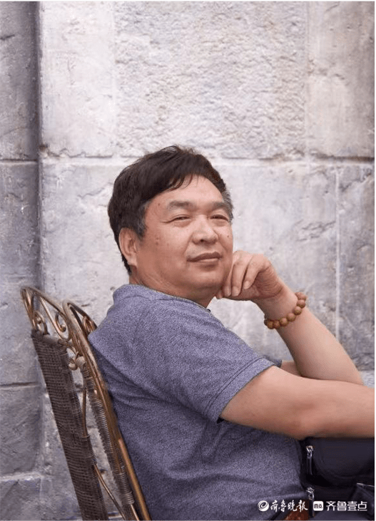 武汉作家严春芳《为荷而来》《太阳与大海》新书发布会在济南举行