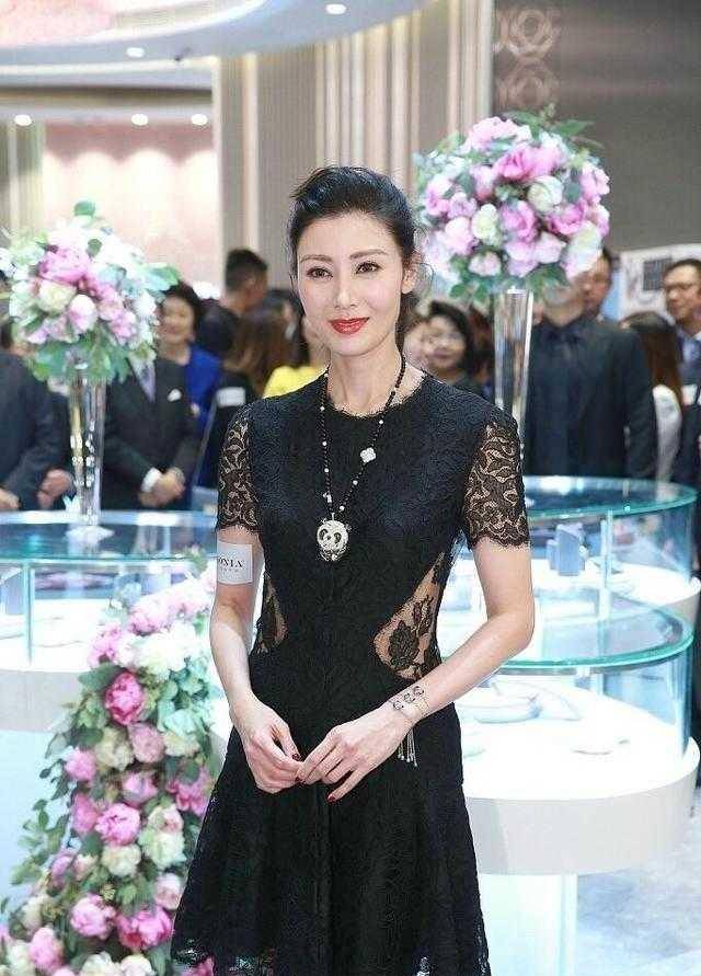 李嘉欣真的太会美丽,穿黑色时尚连衣裙配高马尾,说30岁都信