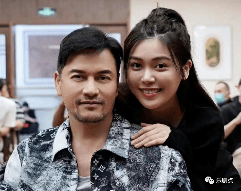 两叔侄长太像,21岁儿子罕露面身材圆润_吕晨曦_吕善扬_甄济