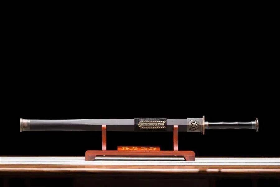 据了解,"从戎之剑"与以往相同的地方是:宝剑全长81cm,采用汉剑制式