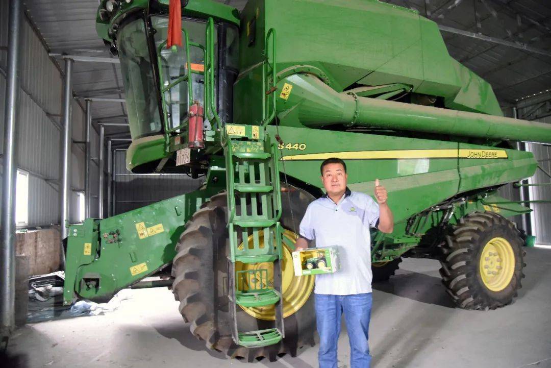 据统计,其拥有的两台迪尔s440收割机每年的作业面积都在15000亩左右