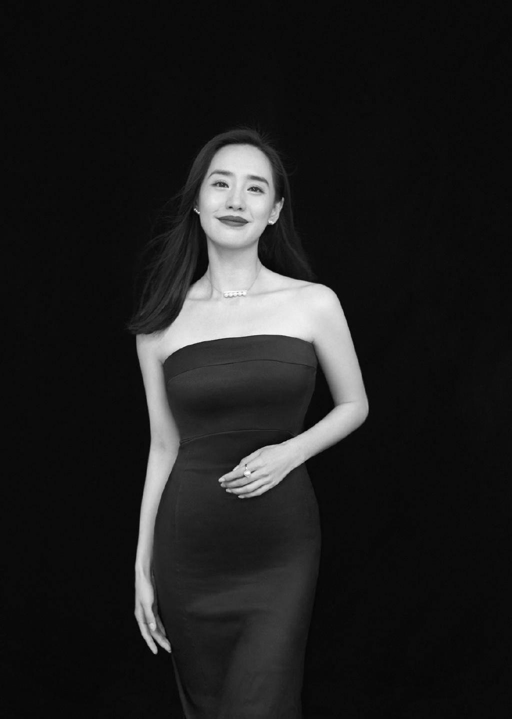 王智当妈了依旧大胆,紫红色亮片旗袍时尚到大腿,台上热舞好迷人_身材