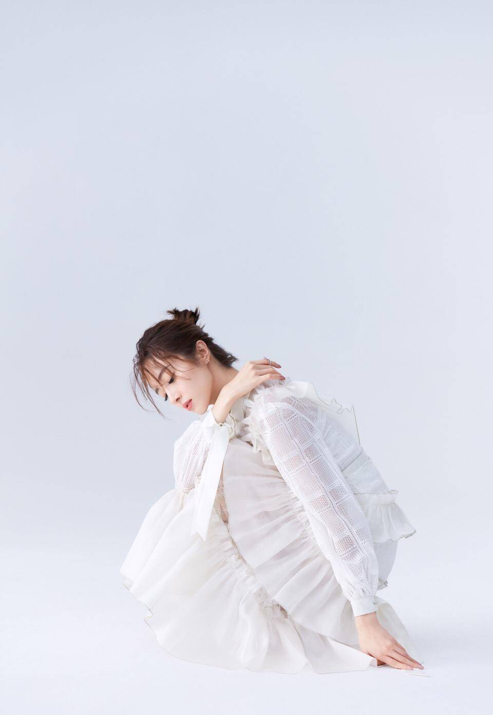 胡冰卿还是那么清纯,穿白t恤配红蓝碎花裙,容颜精致美如初恋