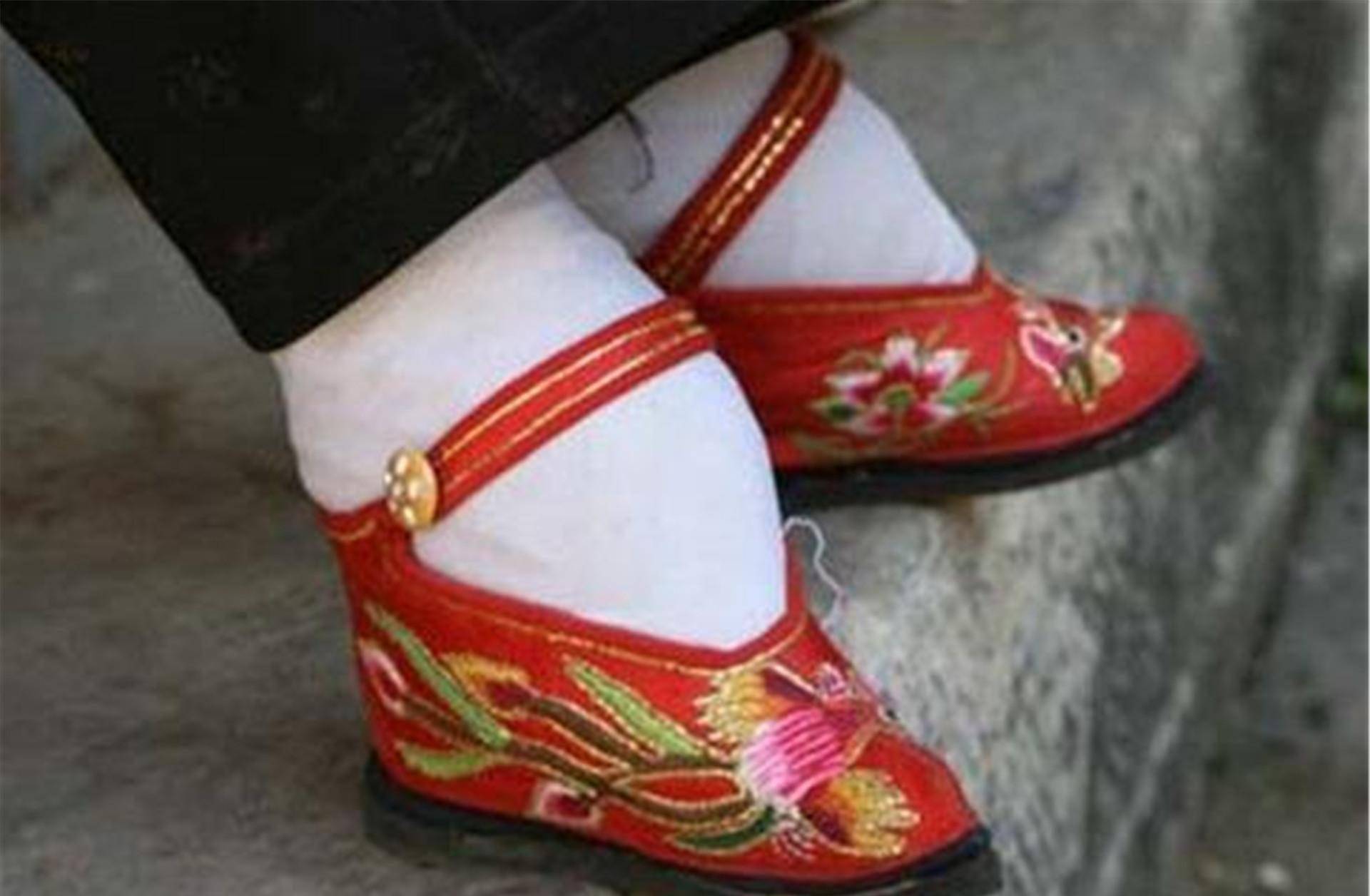 "三寸金莲"在现代社会几乎已经绝迹,但是在封建时代可以说是大家闺秀