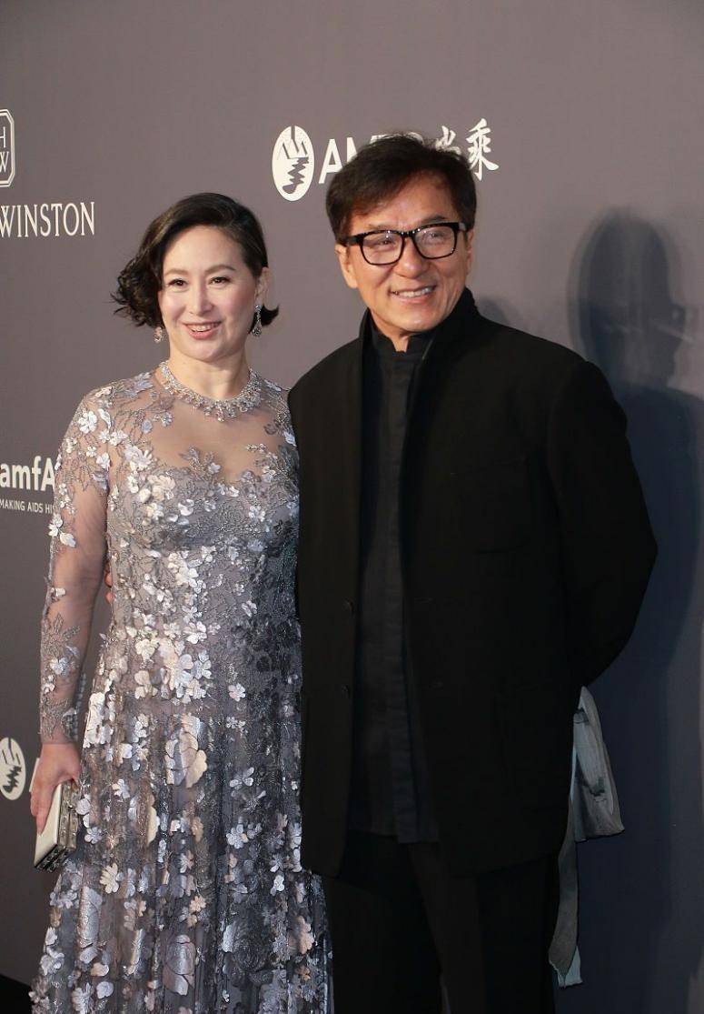 别看何超琼这么有气场,穿上透视裙照样美得很,同框成龙也不打怵_印花