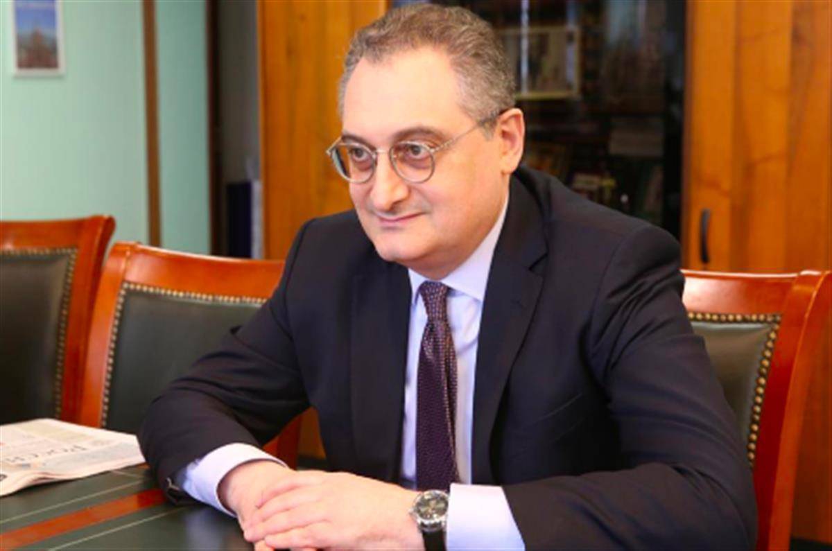 他曾于2006年到2009年期间担任俄罗斯驻华大使馆公使衔参赞;2011年