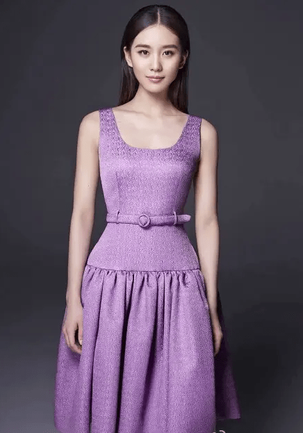 刘诗诗身穿紫色碎花纱裙大秀美背!雪肤玉貌太性感撩人_眼神_俏丽_脸庞