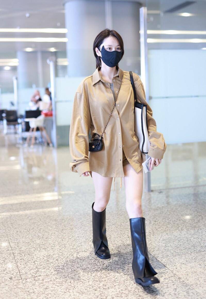 张馨予潮流穿法:衬衫 骑士靴,看来真不怕热,造型倒是很抢眼_黑色_look