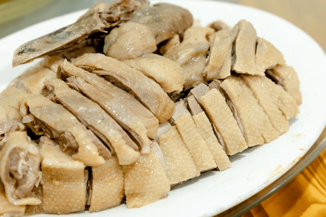 客家咸鹅是招牌必点,看起来没有味道,实际上是盐焗味.