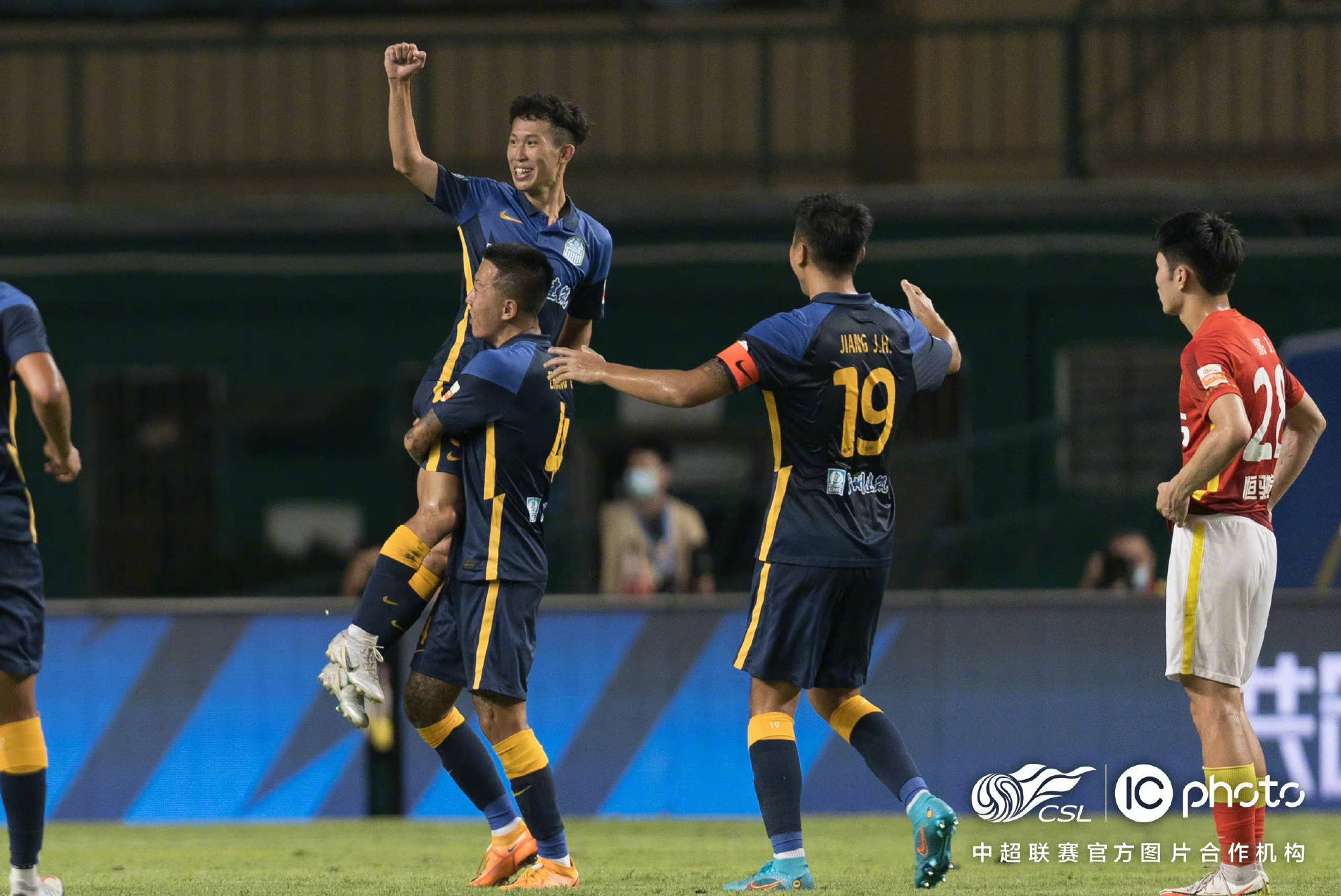 中超| 广州城队一球小胜广州队_严鼎皓_韩佳奇_李永佳